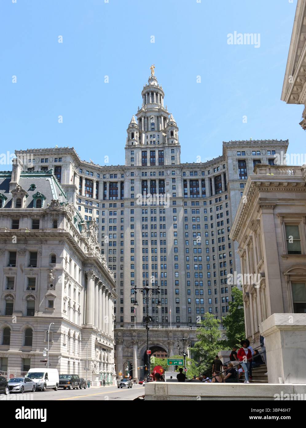 Une photographie en couleur de l'imposant Manhattan Municipal Building, un monument architectural des Beaux-Arts à New York, dans un ciel bleu clair, achevée en 1914. Le David N. Dinkins Municipal Building, New York City, USA est l'un des plus grands immeubles de bureaux gouvernementaux dans le monde, abritant plus de 2 000 employés d'une douzaine d'agences municipales dans près d'un million de pieds carrés d'espace de bureaux. Le bâtiment abrite les bureaux de trois élus ? Le contrôleur de la ville, l'avocat du public, et le président de Manhattan Borough ? Et est le siège du département de la ville admini Banque D'Images