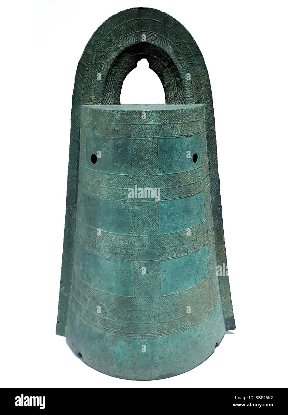 Photographie d'un dotaku japonais ( ? ?), ancienne cloche en bronze de la période Yayoi ( ? ? ? ?), datant du Ier au IIIe siècle de notre ère, présentant des motifs complexes et une poignée distinctive. c. 100 ce. Banque D'Images