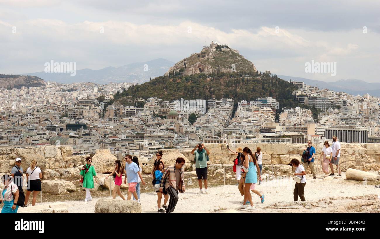 Une photographie du paysage urbain d'Athènes depuis l'Acropole, avec le mont Lycabette et les ruines antiques. Mont Lycabette une colline calcaire du Crétacé dans la capitale grecque Athènes. À 277 mètres (908 pieds) au-dessus du niveau de la mer, son sommet est le point culminant du centre d'Athènes. c. 2023. Banque D'Images