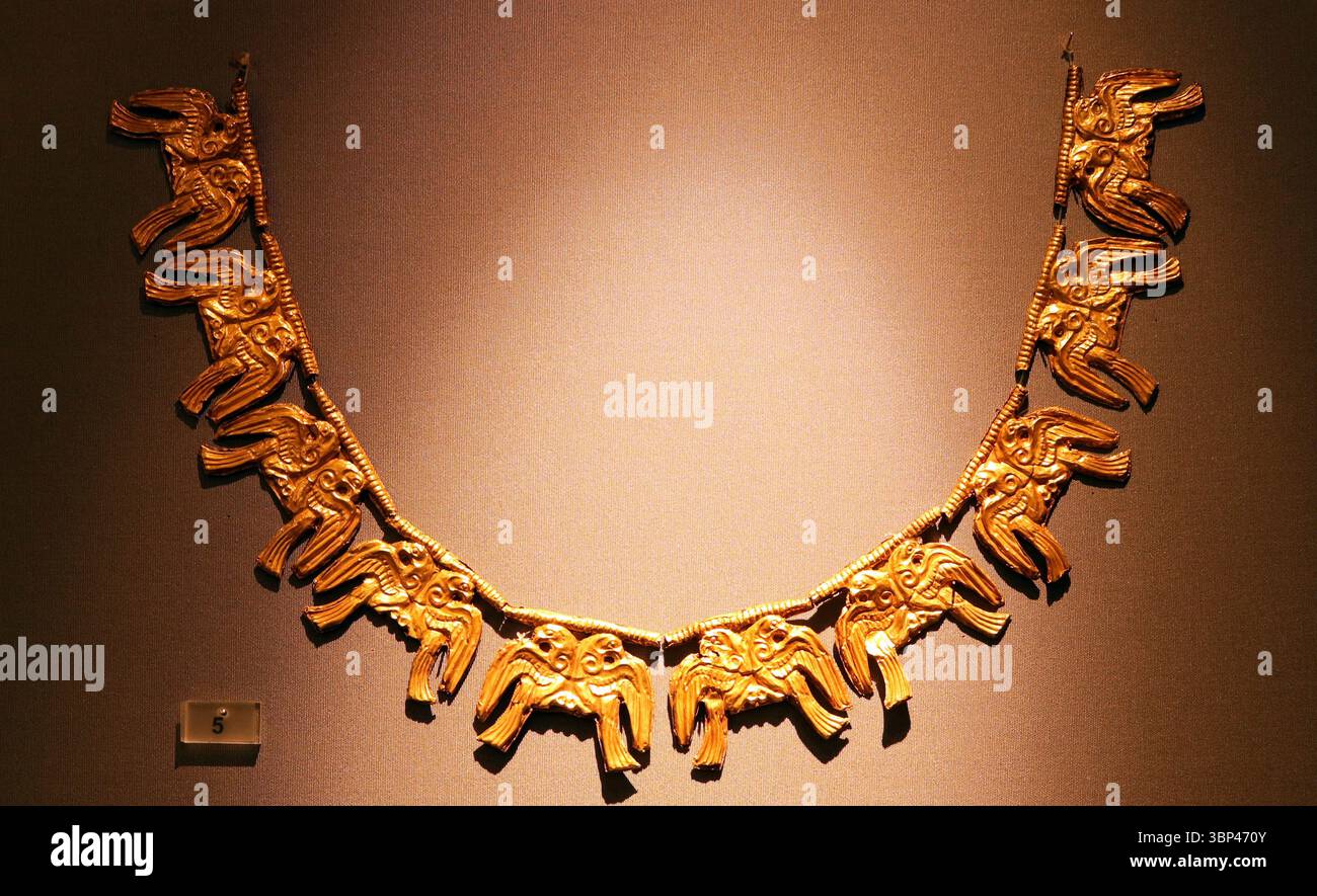 Photographie d'un collier en or mycénien avec des paires d'aigles antithétiques. De la tombe V, Mycènes, Grèce. Musée archéologique national d'Athènes, c. 1600 av. J.-C. Banque D'Images