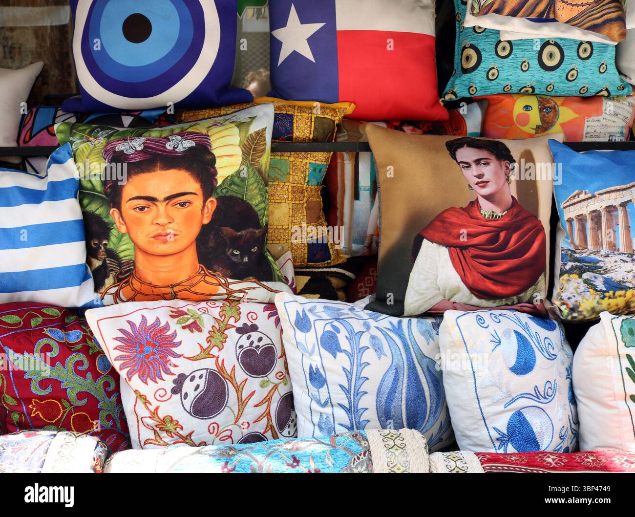 Photographie de coussins décoratifs représentant des portraits de Frida Kahlo en vente à Athènes. c. 2023. Banque D'Images