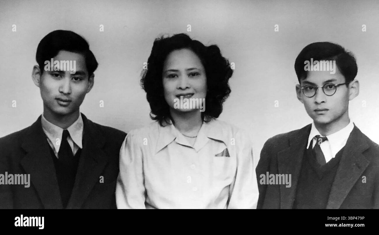 Photographie du roi Ananda Mahidol, de sa mère, la princesse Srinagarindra (Sangwan) et de son frère et successeur, Bhumibol Adulyadej. 1945. Banque D'Images