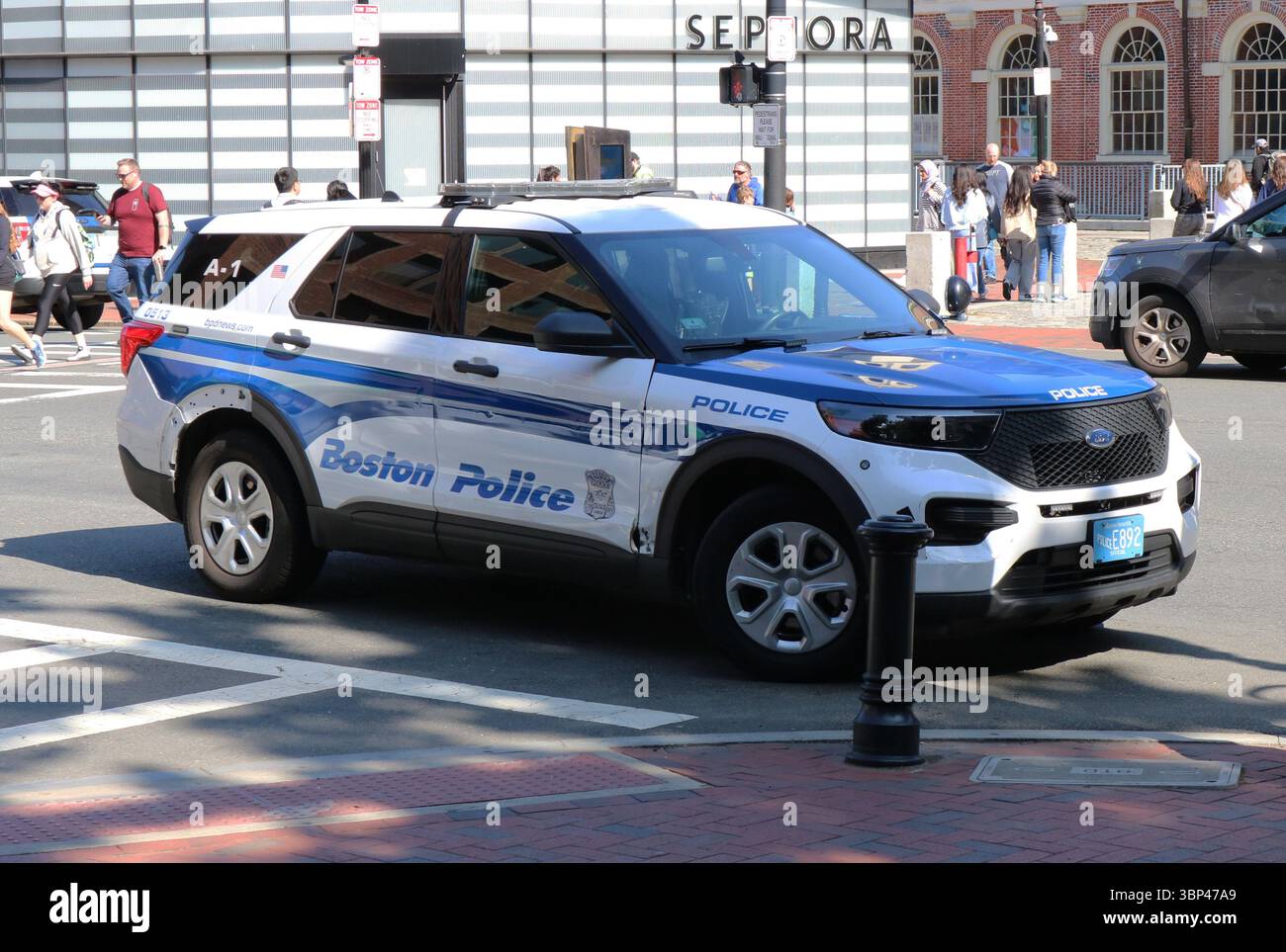 Photographie d'un véhicule de patrouille du Département de police de Boston (Ford Explorer) dans une rue de la ville. c. 2023. Banque D'Images