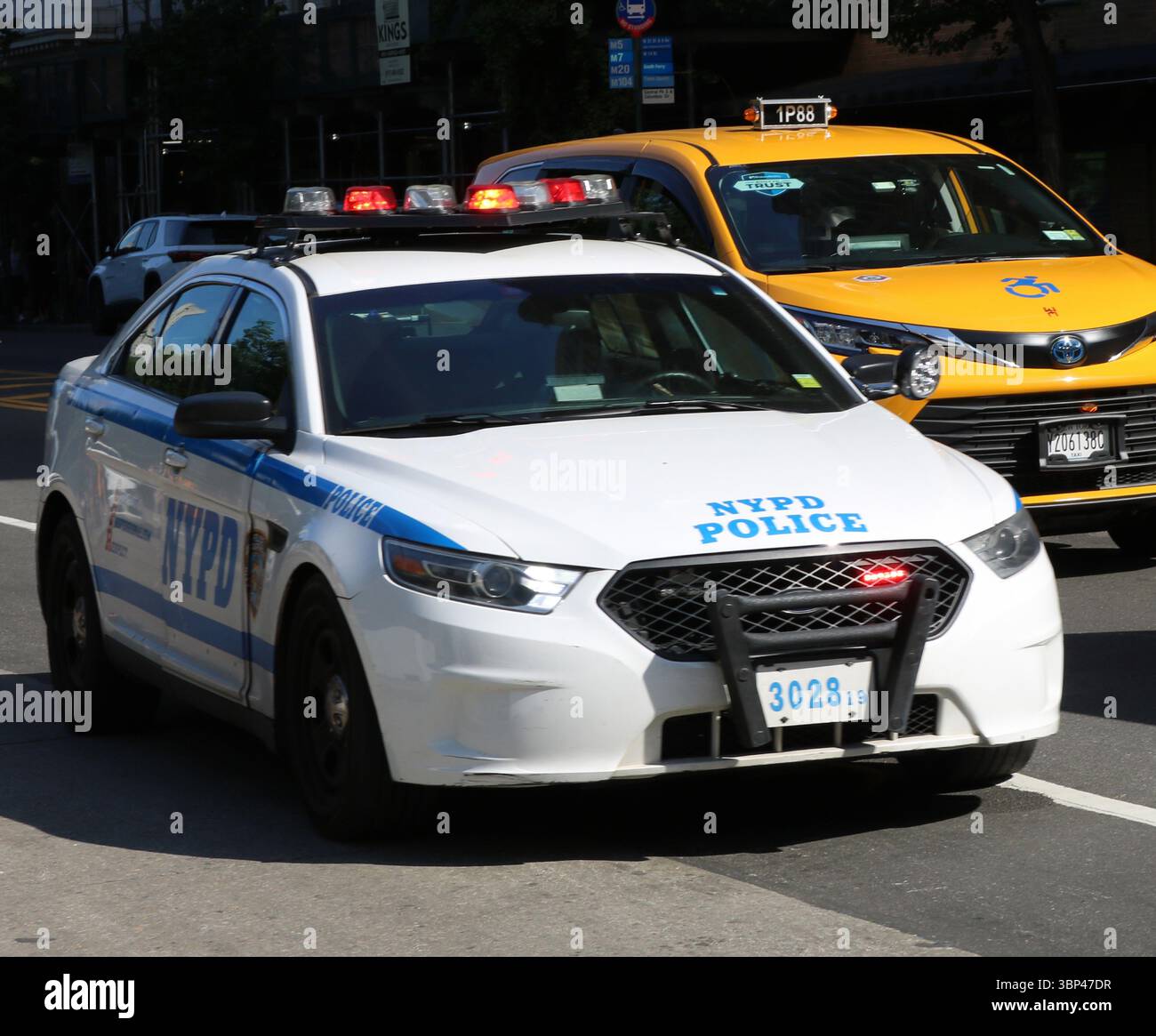 Photographie d'une berline Ford police Interceptor du New York City police Department (NYPD) dans une rue de manhattan, vers 2023. Banque D'Images
