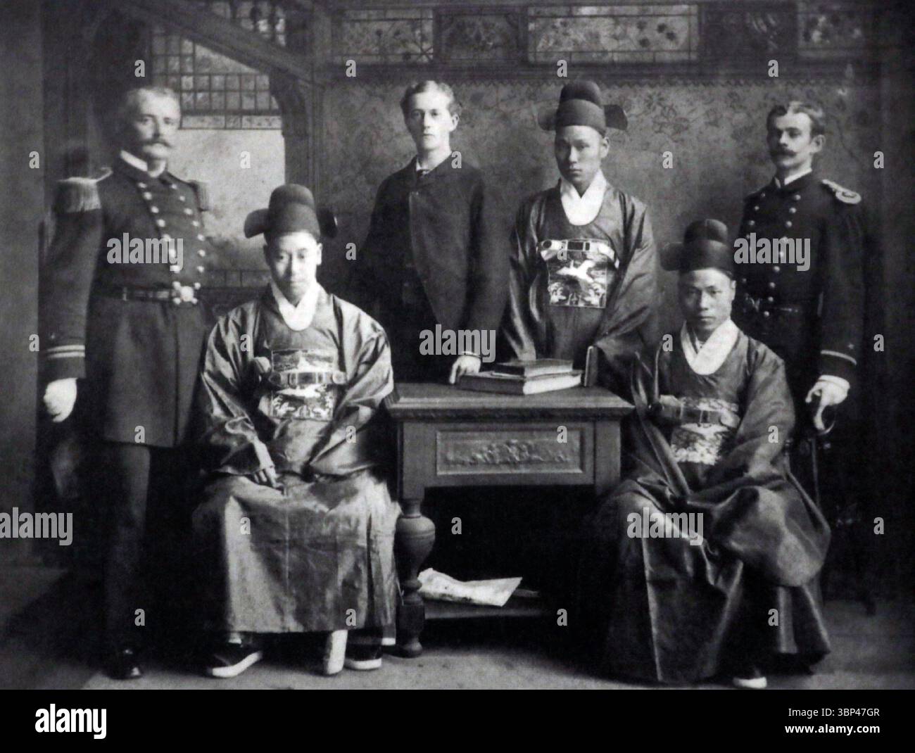Photographie historique de la Mission spéciale coréenne aux États-Unis en 1883, montrant la Corée du Sud, le prince min Yong Ik, des fonctionnaires coréens et des officiers de la marine américaine. Cette image a été prise par George Clayton Foulk et conservée à la bibliothèque de l'American Geographical Society à l'Université du Wisconsin-Milwaukee. La note de Foulk sur l'image identifie les hommes de gauche à droite, et se lit comme suit : « le numéro 3 est le lieutenant T.W.B. Mason, US Navy ; le numéro 1 est le prince min Yong Ik (ministre plénipotentiaire) ; le numéro 4 est Percival Lowell (escorte du Japon aux États-Unis) ; le numéro 5 est SOH Kong Pom (secrétaire du prince) ; Banque D'Images