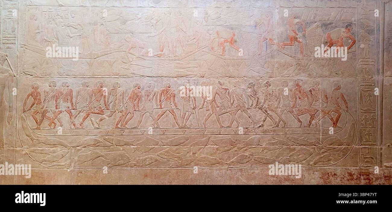 Photographie d'un relief de chasse à l'hippopotame du Mastaba de Mereruka à Saqqara, Eqgypt. Mereruka était vizir pendant les règnes du roi Téti (c. 2345 ?2323 av. J.-C.). En tant que vizir, le plus haut fonctionnaire, et mari d'une fille de Teti?s, Mereruka était un homme très puissant et riche. Parmi les autres postes officiels que Mereruka occupait, il y avait « directeur de toutes les œuvres du roi », « gouverneur du palais », « surveillant des scribes des archives royales » et « inspecteur des prêtres attachés à la pyramide de Téti ». Le mastaba de Mereruka est le plus grand et le plus élaboré de toutes les tombes non royales Banque D'Images