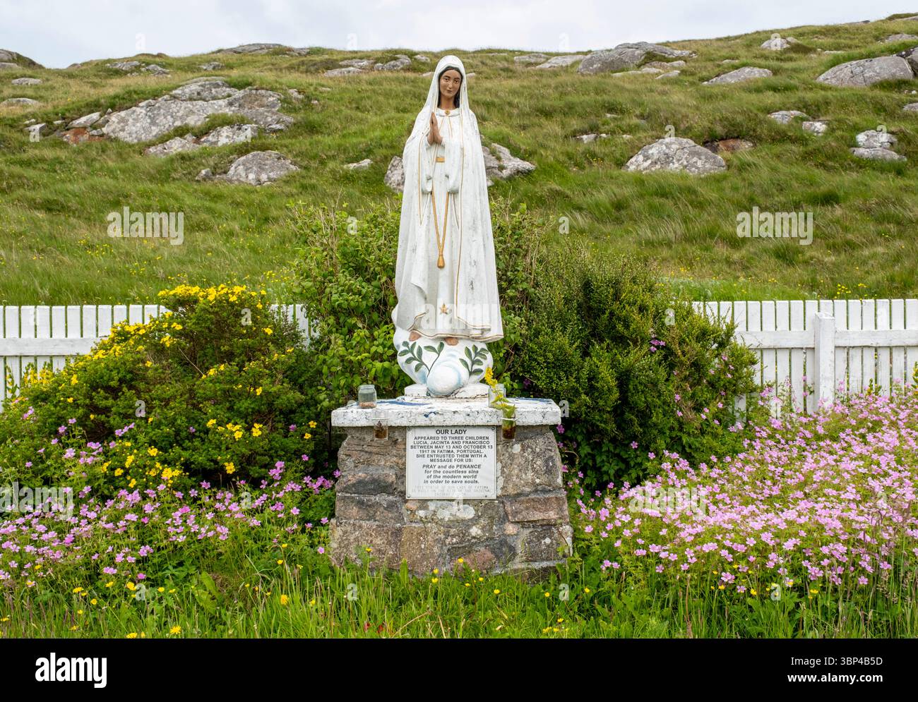 Icône religieuse Our Lady Statue surplombant le township d'Eriskay, Eriskay, Hébrides extérieures, Écosse, Royaume-Uni Banque D'Images