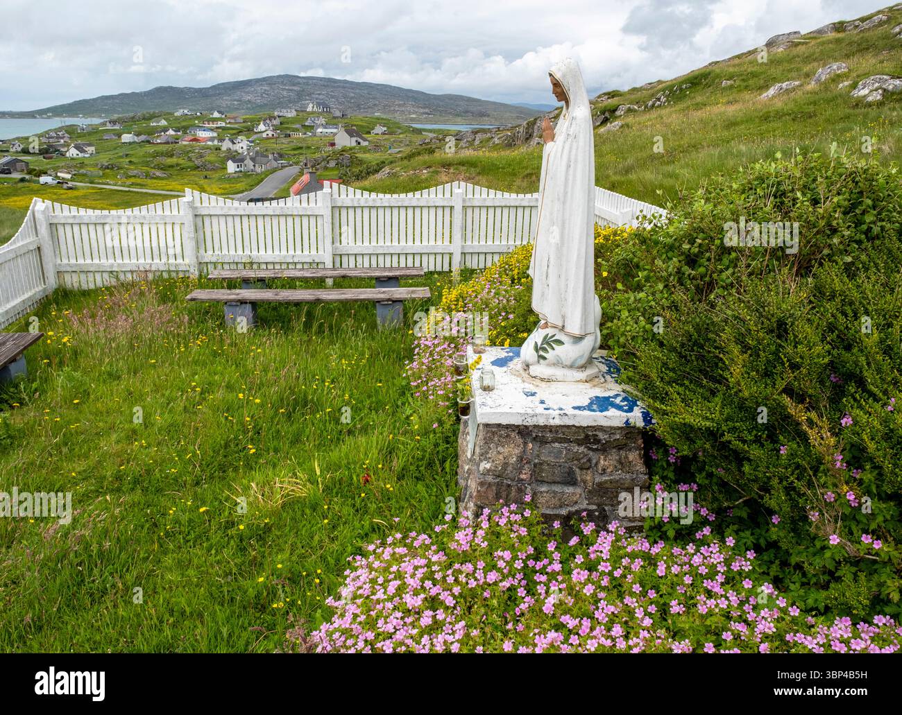 Icône religieuse Our Lady Statue surplombant le township d'Eriskay, Eriskay, Hébrides extérieures, Écosse, Royaume-Uni Banque D'Images