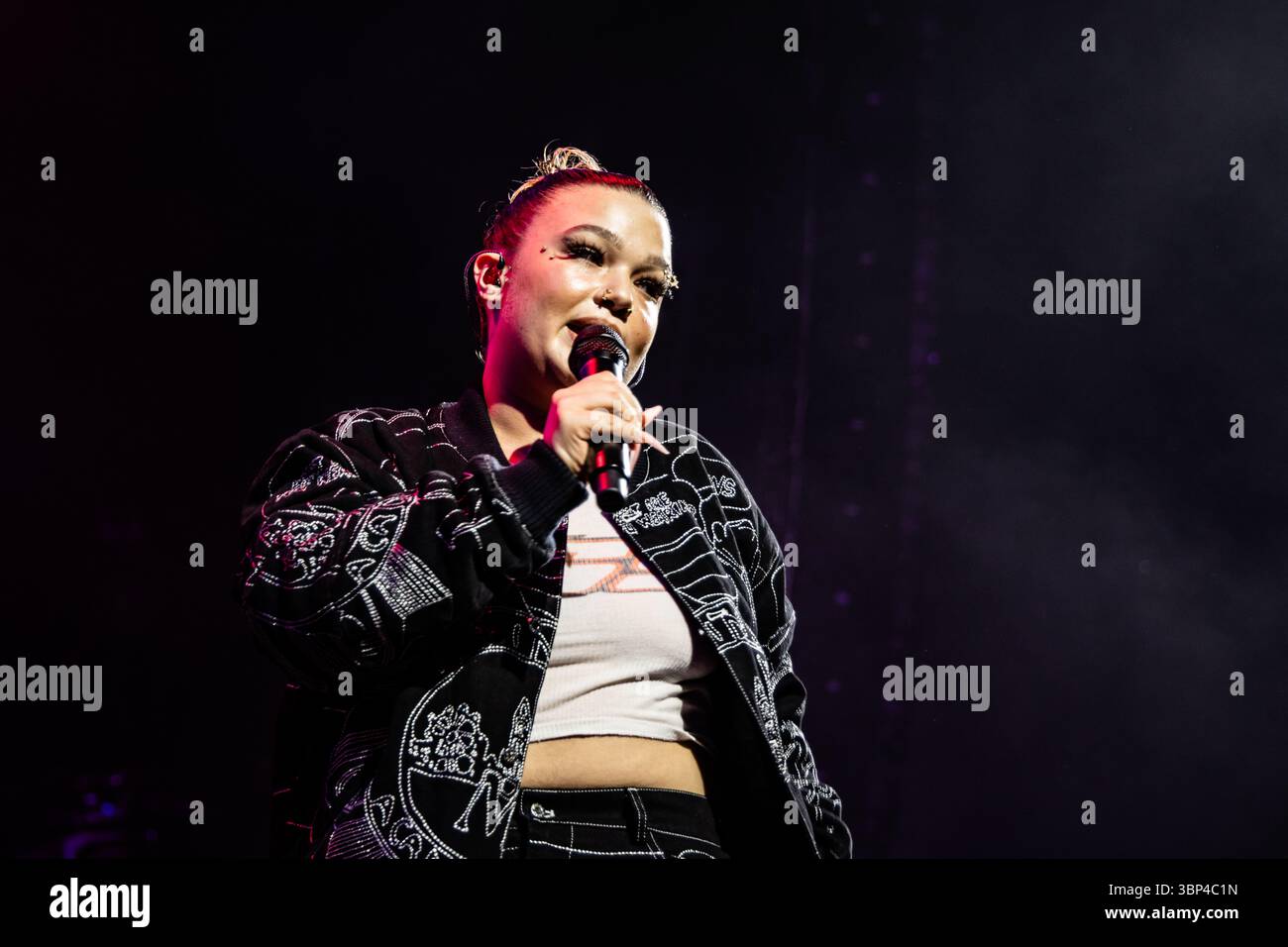 Roskilde, Danemark. 05th, Juli 2025. La chanteuse et compositrice anglaise Lola Young donne un concert lors du festival de musique danois Roskilde Festival 2025 à Roskilde. Banque D'Images