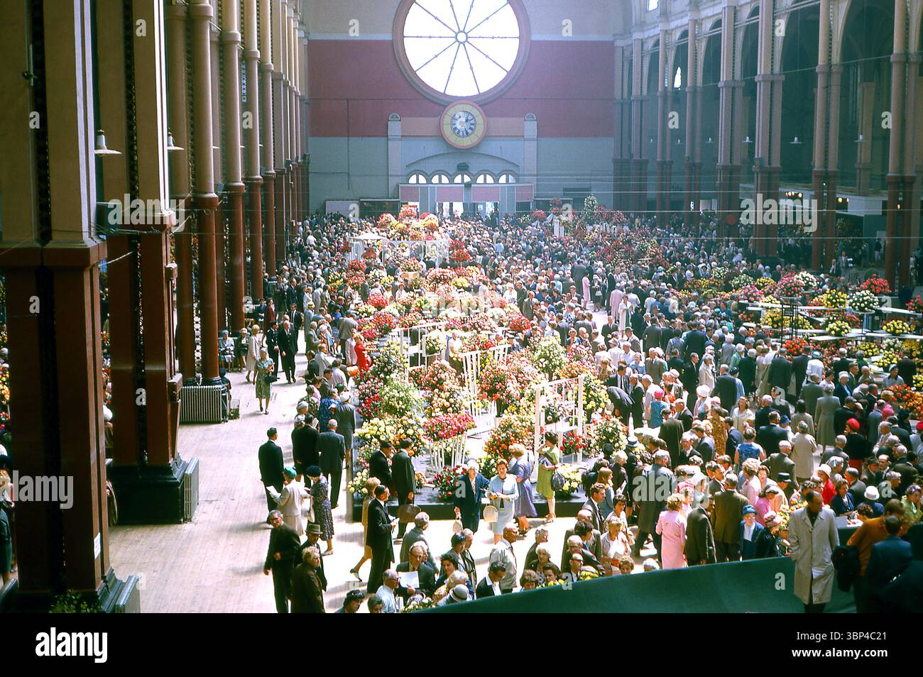 Angleterre des années 1960 - foules au salon d'été de la National Rose Society, à Alexandra Palace, Londres en 1966 Banque D'Images