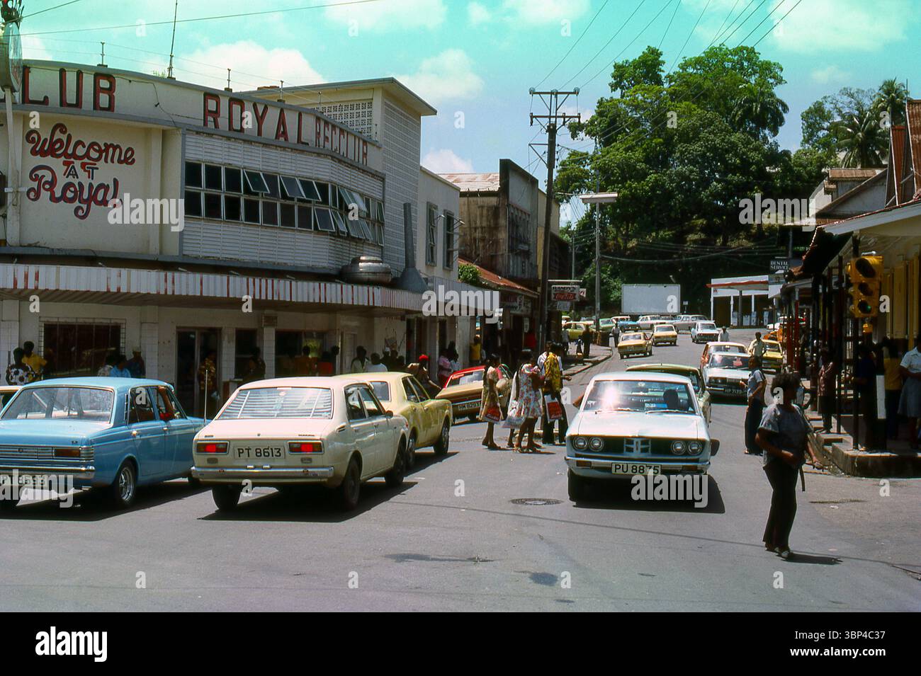 Années 1970 Trinité-et-Tobago - scène de rue animée, été 1976 - les voitures comprennent un Hillman Hunter et Toyota Corolla - bâtiment principal dit Royal REC Club - pourrait être RFC Club Banque D'Images