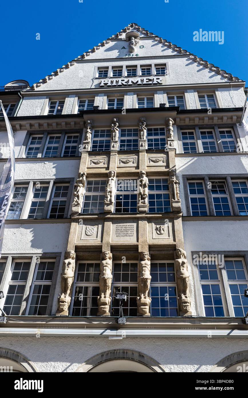 Munich, Allemagne - 4 avril 2025 : façade du magasin de vêtements Hirmer Men à Kaufingerstraße, une rue commerçante de Munich, Allemagne Banque D'Images