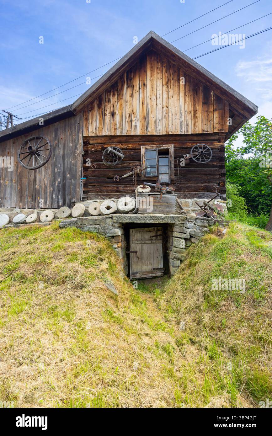 Grange traditionnelle en bois avec fondation en pierre à Sekowa, Pologne Banque D'Images