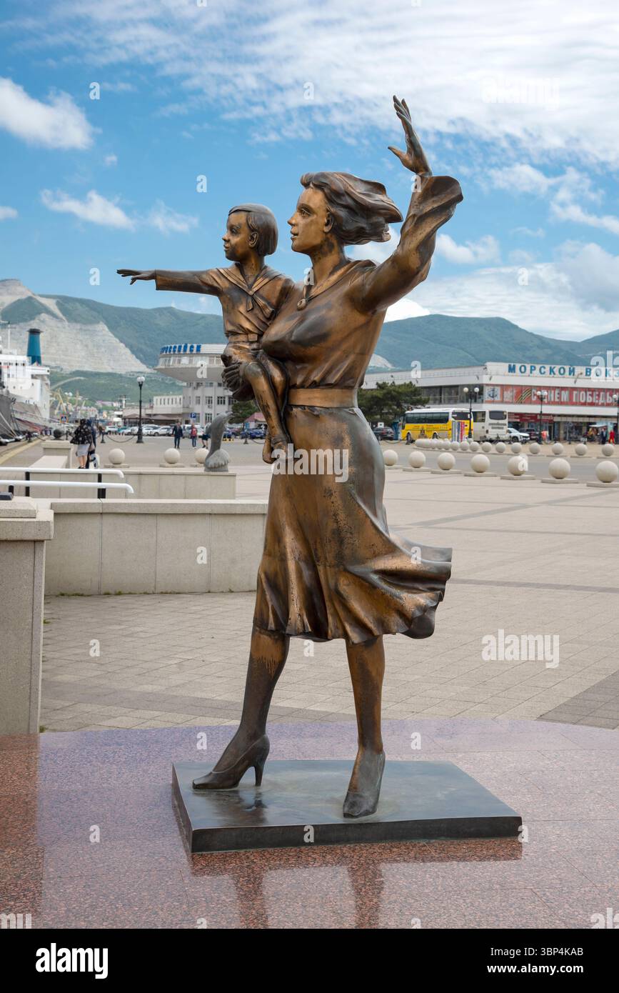NOVOROSSIYSK, RUSSIE - 20 MAI 2025 : sculpture 'femme de marin' sur le quai de l'amiral Serebryakov, Novorossiysk Banque D'Images