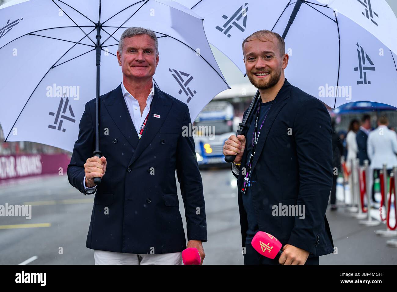TOWCESTER, ROYAUME-UNI. 06 juillet : Billy Monger, présentateur de F1 de Channel 4 (à droite) et David Coulthard avant la course du dimanche lors du Grand Prix de Grande-Bretagne de Qatar Airways 2025 au circuit de Silverstone le dimanche 6 juillet 2025 à TOWCESTER, EN ANGLETERRE. Crédit : Taka G Wu/Alamy Live News Banque D'Images