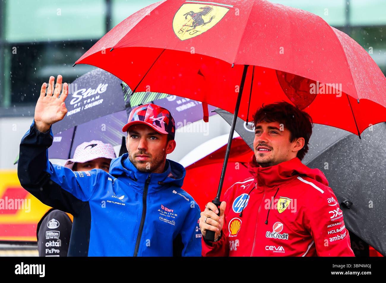 TOWCESTER, ROYAUME-UNI. 06 juillet : Charles Leclerc (Monaco) de la Scuderia Ferrari (à droite) et Pierre Gasly (France) de l'écurie BWT Alpine F1 Team (à gauche) devant le Driver Parade lors du Qatar Airways British Grand Prix 2025 sur le circuit de Silverstone le dimanche 06 juillet 2025 à TOWCESTER, ANGLETERRE. Crédit : Taka G Wu/Alamy Live News Banque D'Images