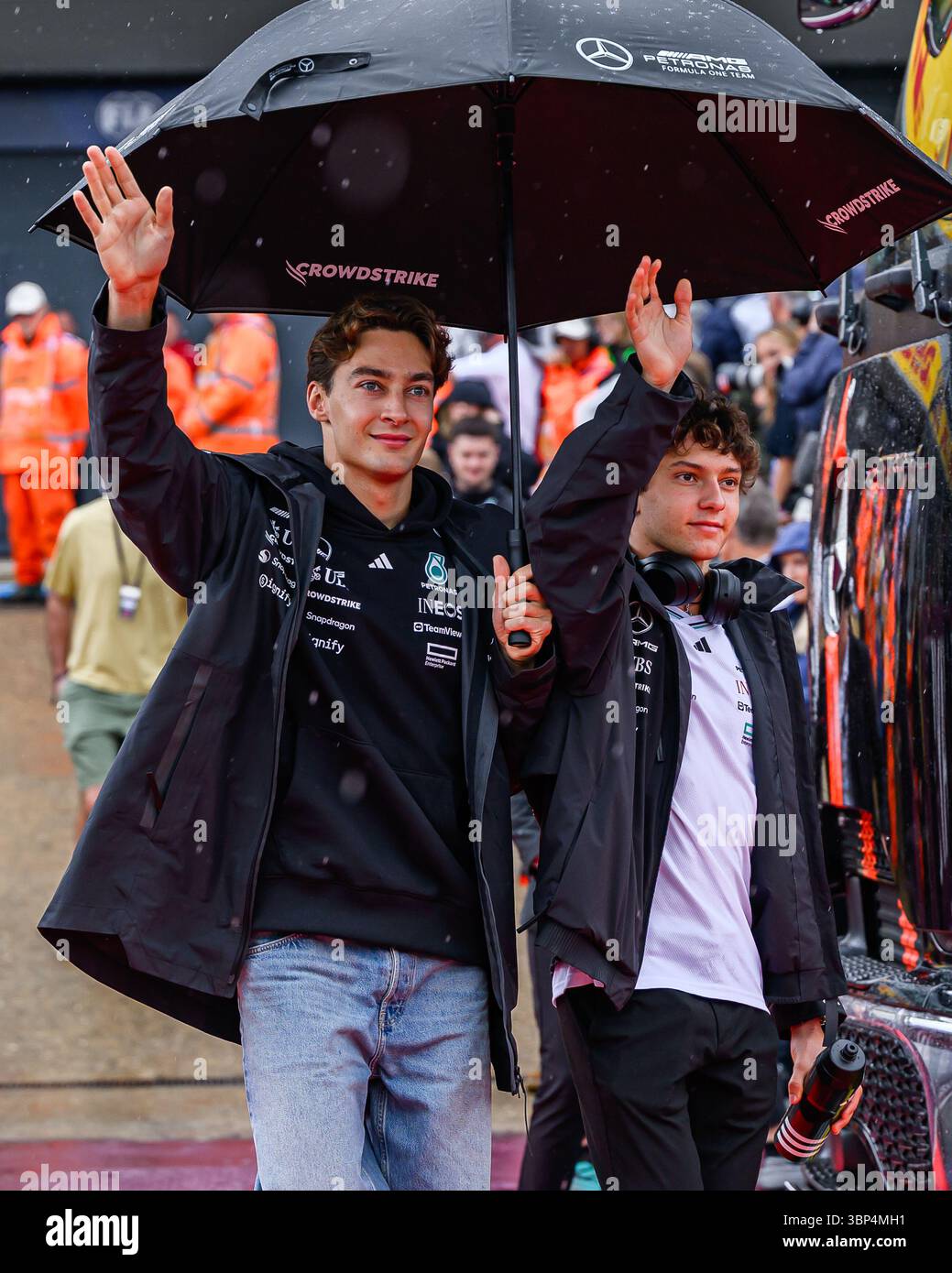 TOWCESTER, ROYAUME-UNI. 06 juillet : George Russell (Grande-Bretagne) de Mercedes-AMG PETRONAS F1 Team (à gauche) et Kimi Antonelli de Mercedes devant le Driver Parade lors du Qatar Airways British Grand Prix 2025 au circuit de Silverstone le dimanche 06 juillet 2025 à TOWCESTER, ANGLETERRE. Crédit : Taka G Wu/Alamy Live News Banque D'Images