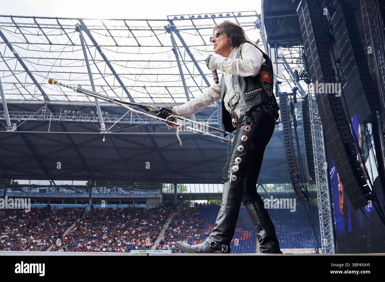 Alice Cooper live beim Scorpions & Friends Coming Home -Jubiläumsonzert in der Heinz von Heiden Arena. Hanovre, 05.07.2025 *** Alice Cooper en direct au concert anniversaire des amis Scorpions Coming Home au Heinz von Heiden Arena Hanovre, 05 07 2025 Foto :Xu.xStammx/xFuturexImagex cooper_5788 Banque D'Images