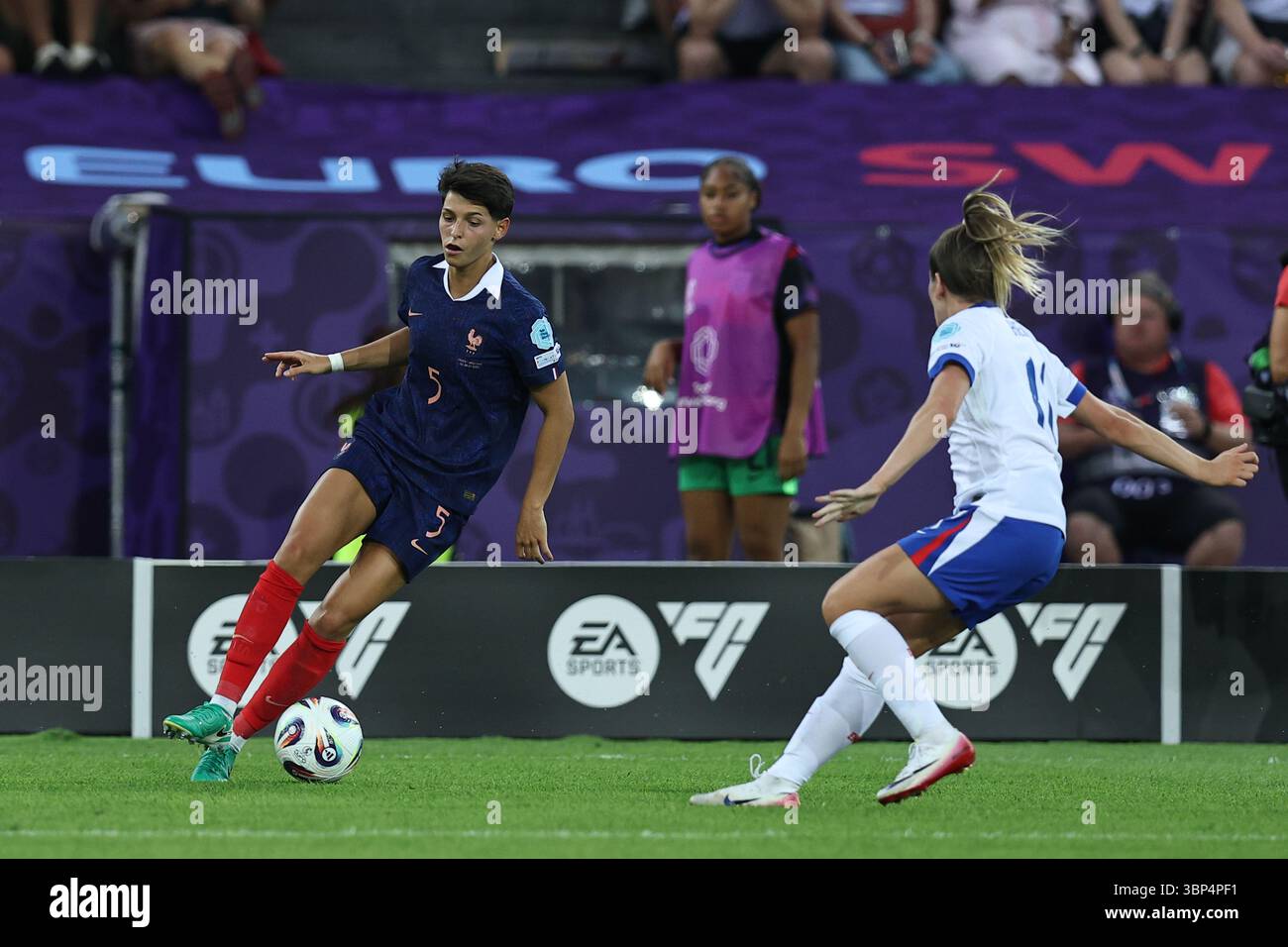 ELISA de Almeida (France femmes)Lauren Hemp (Angleterre femmes) lors du match du Championnat d'Europe femmes de l'UEFA entre France femmes 2-1 Angleterre femmes au Stadion Letzigrund le 5 juillet 2025 à Zurich, Suisse. Banque D'Images ELISA de Almeida (France femmes)Lauren Hemp (Angleterre femmes) lors du match du Championnat d'Europe femmes de l'UEFA entre France femmes 2-1 Angleterre femmes au Stadion Letzigrund le 5 juillet 2025 à Zurich, Suisse. Banque D'Images