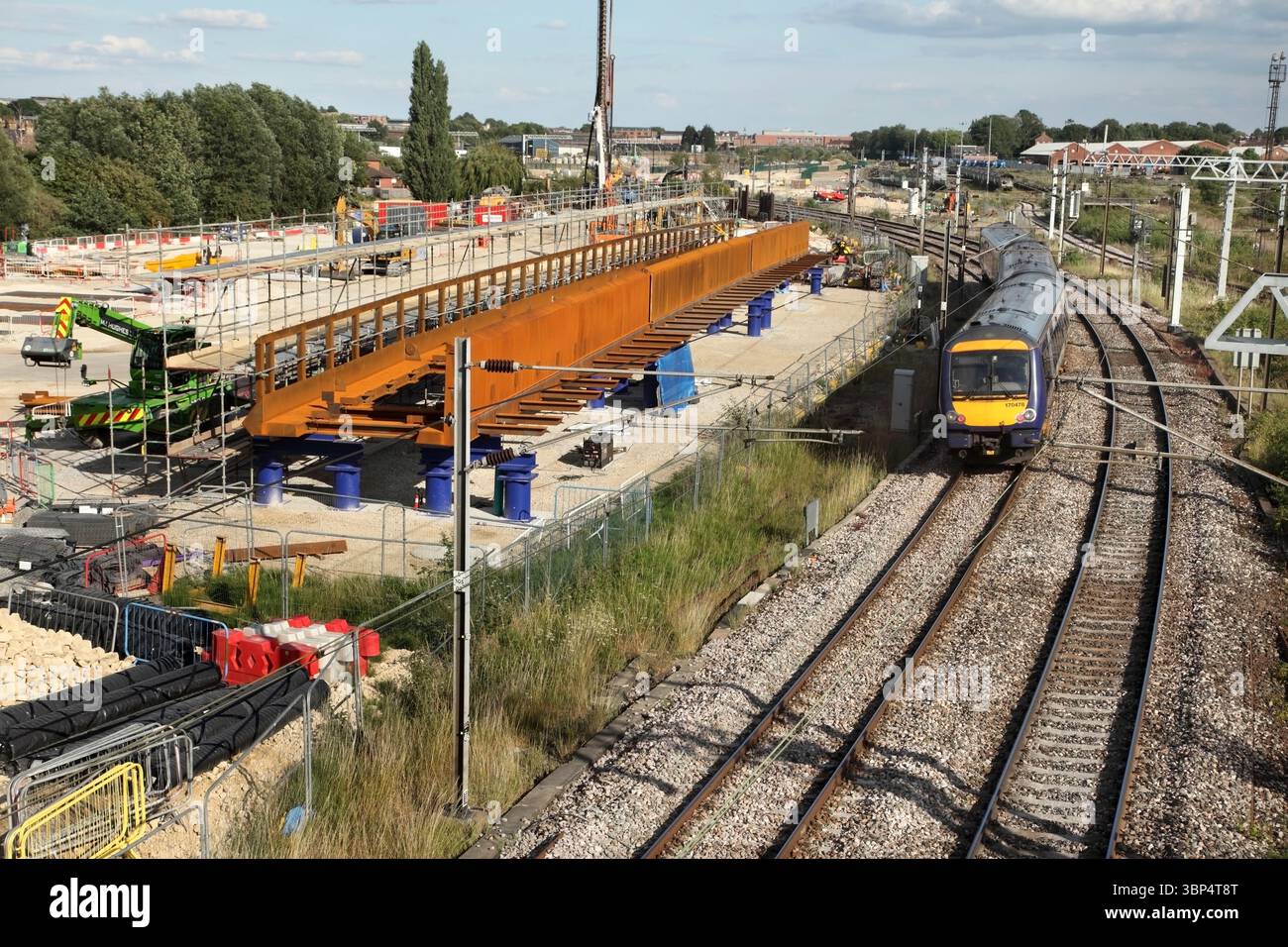 Train de classe 170 du Northern Railways approchant de la gare de York, passant devant le site de développement de York Central. Banque D'Images