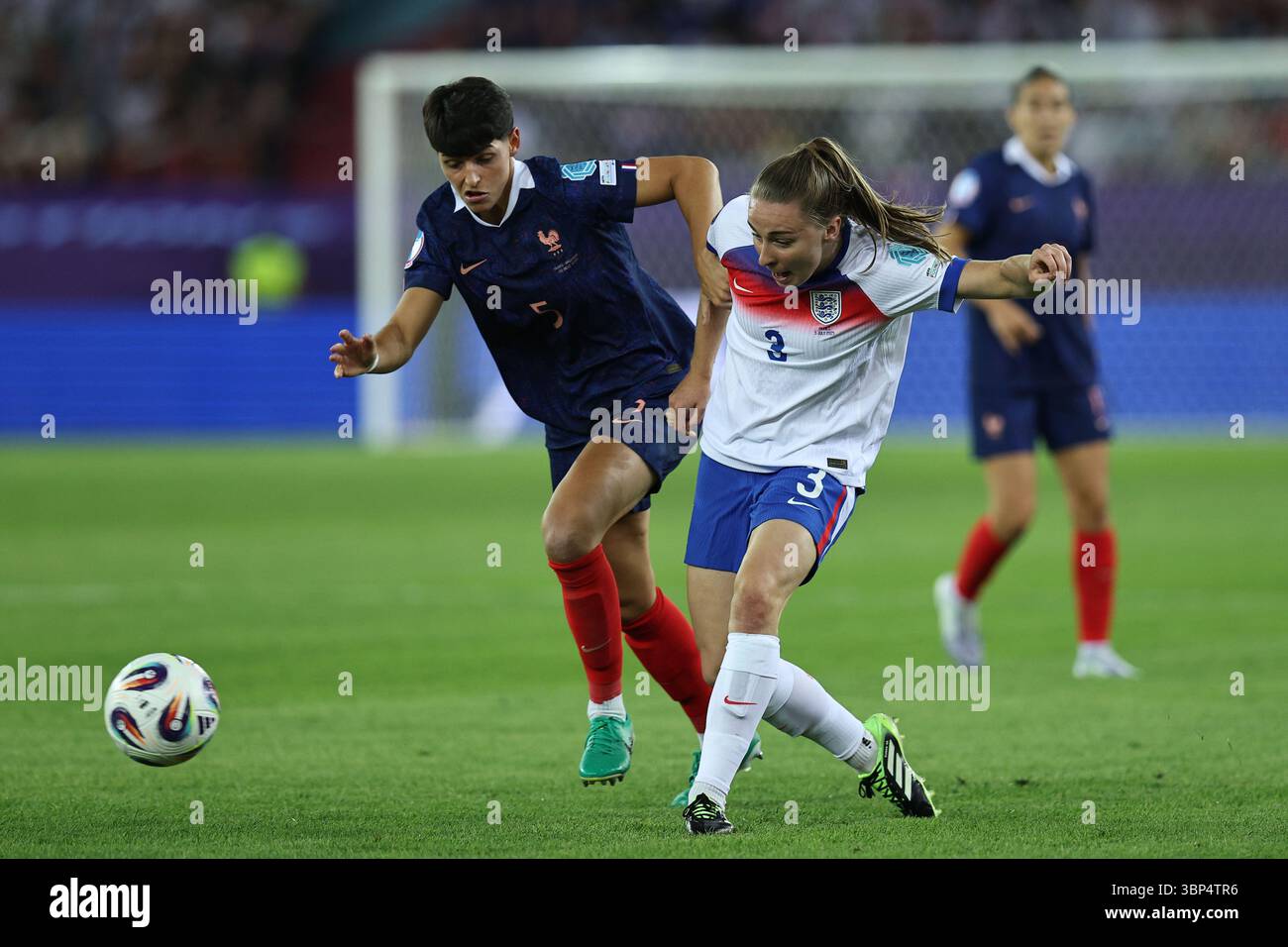Niamh Charles (Angleterre féminine)Elisa de Almeida (France féminine) lors du match du Championnat d'Europe femmes de l'UEFA entre France féminine 2-1 Angleterre féminine au Stadion Letzigrund le 5 juillet 2025 à Zurich, Suisse. Banque D'Images Niamh Charles (Angleterre féminine)Elisa de Almeida (France féminine) lors du match du Championnat d'Europe femmes de l'UEFA entre France féminine 2-1 Angleterre féminine au Stadion Letzigrund le 5 juillet 2025 à Zurich, Suisse. Banque D'Images