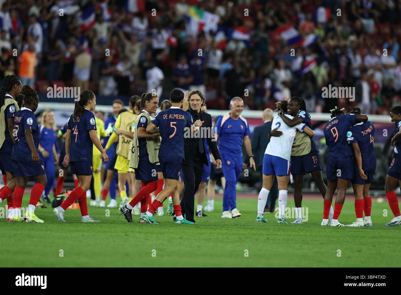 Laurent Bonadei entraîneur (France femmes)Elisa de Almeida (France femmes) lors du match du Championnat d'Europe femmes de l'UEFA entre France femmes 2-1 Angleterre femmes au Stadion Letzigrund le 5 juillet 2025 à Zurich, Suisse. Banque D'Images Laurent Bonadei entraîneur (France femmes)Elisa de Almeida (France femmes) lors du match du Championnat d'Europe femmes de l'UEFA entre France femmes 2-1 Angleterre femmes au Stadion Letzigrund le 5 juillet 2025 à Zurich, Suisse. Banque D'Images