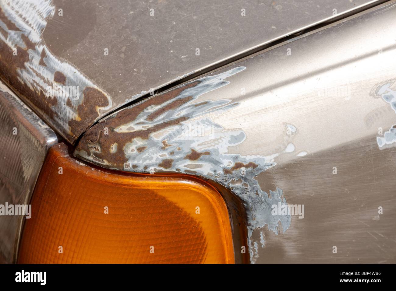 Partie de voiture avec peinture enlevée, capot et aile. meulage de peinture de surface à l'aide d'une méthode mécanique Banque D'Images