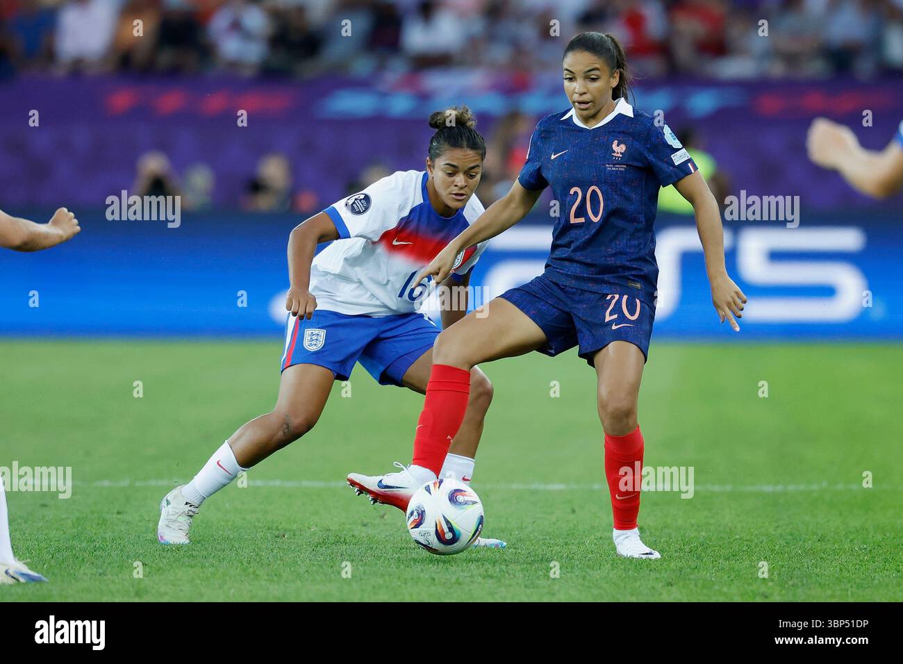 Zurich, Suisse. 5 juillet 2025. V.L. Jessica carter (Angleterre, 16) und Delphine Cascarino (Frankreich, 20), 05.07.2025, Fussball, UEFA Womens Euro, Frankreich - Angleterre, Schweiz, Zuerich, Stadion Letzigrund. Foto Credit : HMB Media/Alamy Live News Banque D'Images
