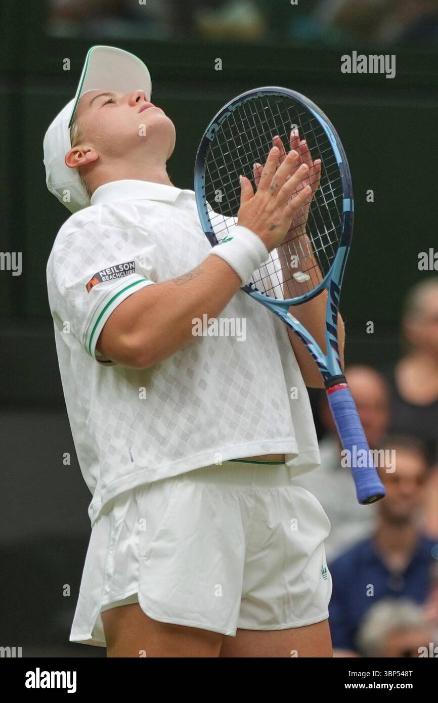 Sonay Kartal of Britain reacts after losing a point against Russia's Anastasia Pavlyuchenkova during a fourth round women's singles match at the Wimbledon Tennis Championships in London, Sunday, July 6, 2025. (AP Photo/Alastair Grant) Banque D'Images