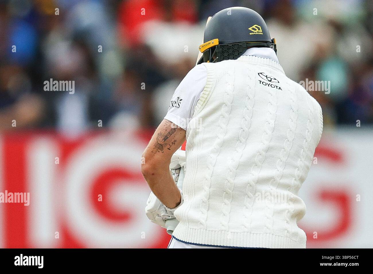 Birmingham, Royaume-Uni. 6 juillet 2025. Le #19, Chris Woakes of England Tribute tatouage lors de la cinquième journée du deuxième Rothesay test match entre l'Angleterre et l'Inde à Edgbaston Cricket Ground, Birmingham le dimanche 6 juillet 2025. (Photo : Stuart Leggett | mi News) crédit : MI News & Sport /Alamy Live News Banque D'Images