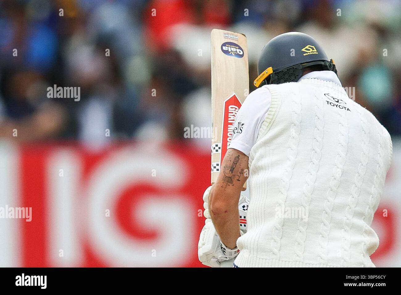 Birmingham, Royaume-Uni. 6 juillet 2025. Le #19, Chris Woakes of England Tribute tatouage lors de la cinquième journée du deuxième Rothesay test match entre l'Angleterre et l'Inde à Edgbaston Cricket Ground, Birmingham le dimanche 6 juillet 2025. (Photo : Stuart Leggett | mi News) crédit : MI News & Sport /Alamy Live News Banque D'Images