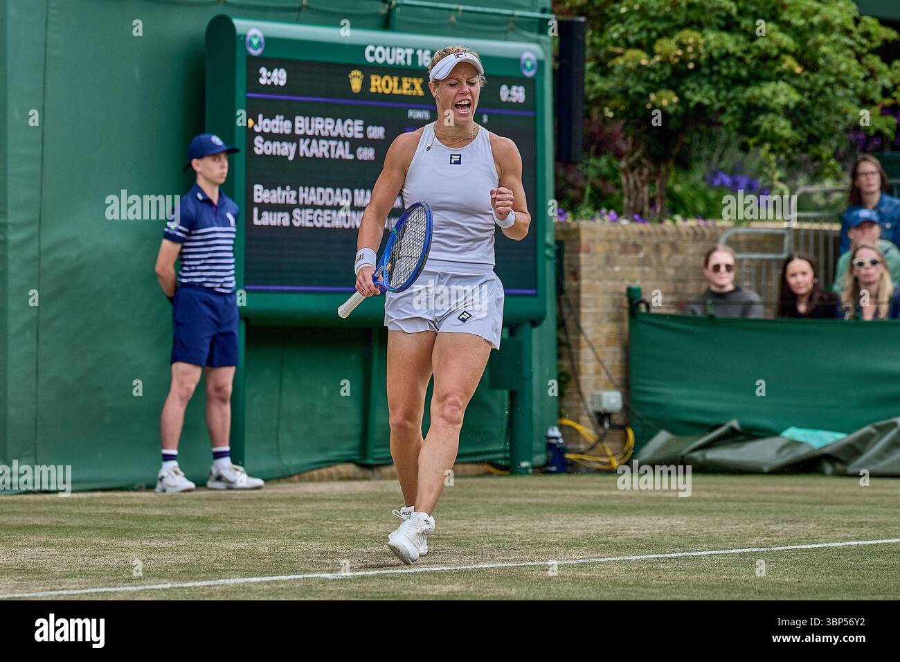 Londres, Londres, Grande-Bretagne. 5 juillet 2025. Laura Siegemund d'Allemagne réagit sur le terrain après leur point contre Jodie Burrage de Grande-Bretagne et Sonay Kartal de Grande-Bretagne lors des Championnats de Wimbledon, 5.7.2025 à Londres (All England Lawn Tennis and Croquet Club), Grande-Bretagne - photo : Mathias Schulz (Credit image : © Mathias Schulz/ZUMA Press Wire) USAGE ÉDITORIAL SEULEMENT ! Non destiné à UN USAGE commercial ! Crédit : ZUMA Press, Inc/Alamy Live News Banque D'Images