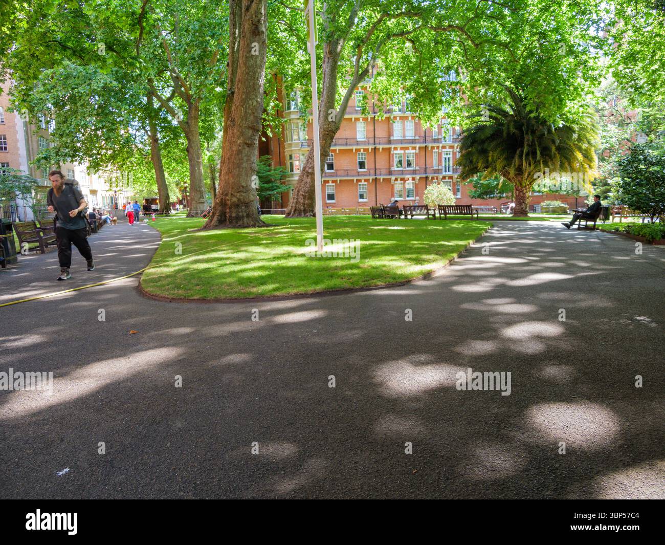 Mount Street Gardens à Mayfair, Londres, Royaume-Uni—une oasis urbaine paisible offrant verdure paysagée, charme historique, et une retraite tranquille au cœur de la ville Banque D'Images