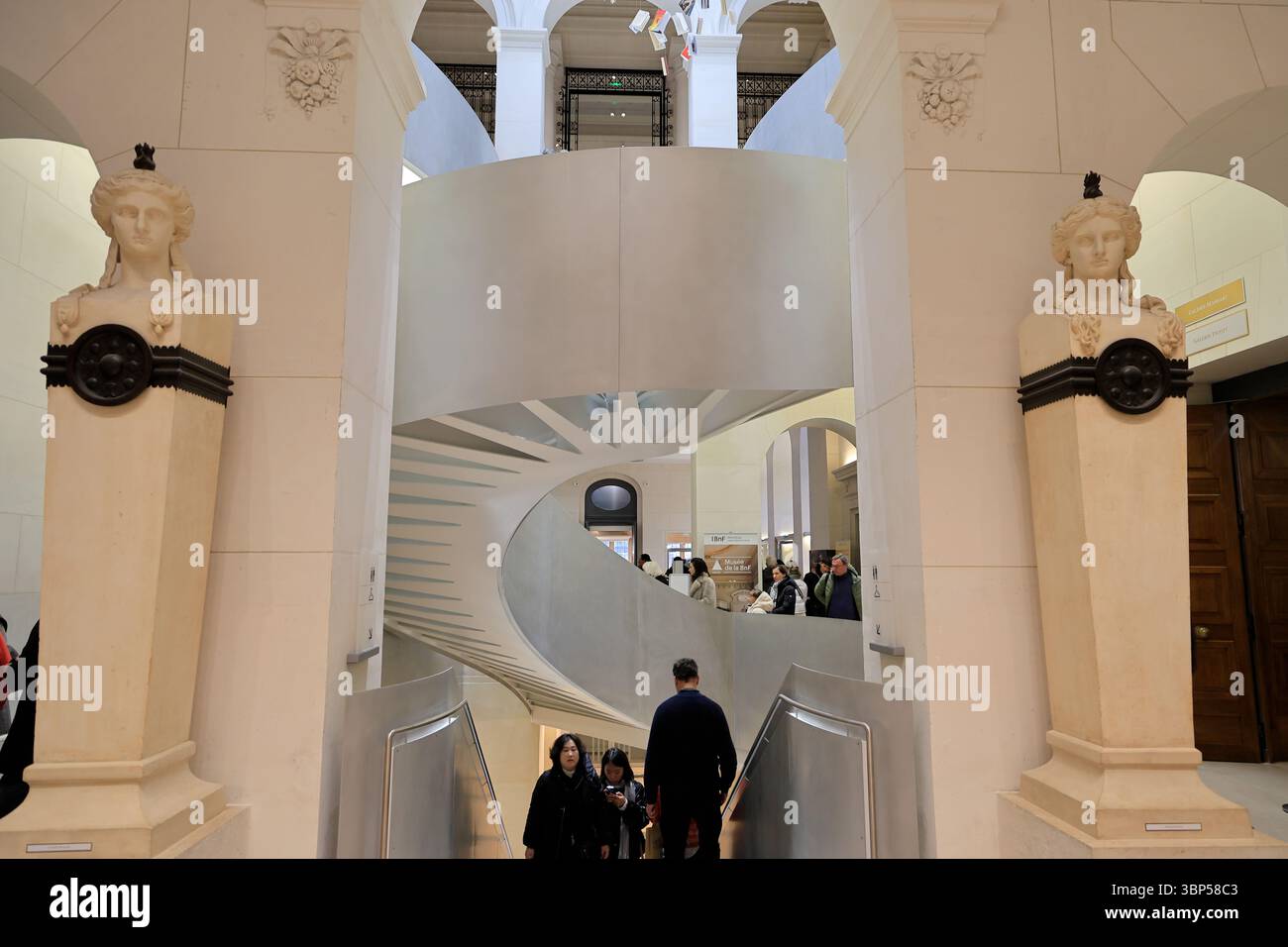Le hall d'entrée et l'escalier circulaire à l'intérieur du site Richelieu de la Bibliothèque nationale de France (Bibliothèque nationale de France Richelieu) rue Vivienne. Banque D'Images