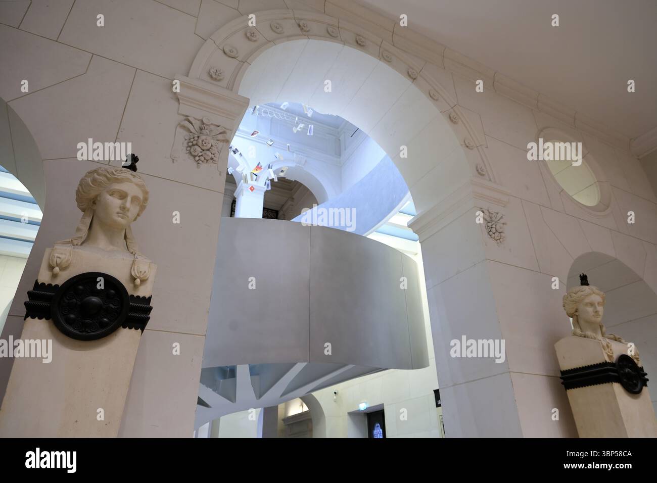 Le hall d'entrée et l'escalier circulaire à l'intérieur du site Richelieu de la Bibliothèque nationale de France (Bibliothèque nationale de France Richelieu) rue Vivienne. Banque D'Images