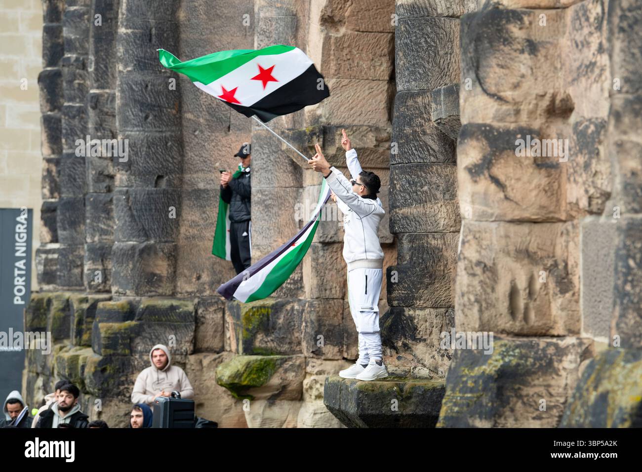 Les Syriens célèbrent après le renversement du régime d'Assad, Guerre au moyen-Orient, rebelles et islamistes, Porta Nigra à Trèves, Allemagne, 08.12.2024 Banque D'Images