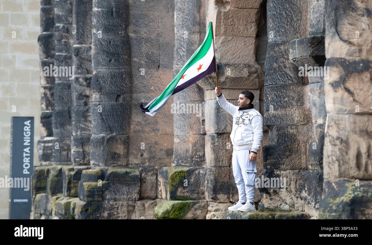 Les Syriens célèbrent après le renversement du régime d'Assad, Guerre au moyen-Orient, rebelles et islamistes, Porta Nigra à Trèves, Allemagne, 08.12.2024 Banque D'Images