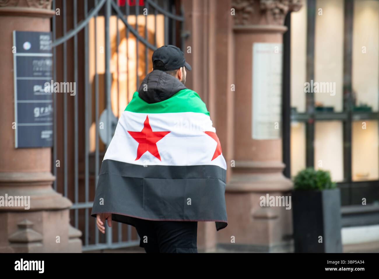 Les Syriens célèbrent après le renversement du régime d'Assad, Guerre au moyen-Orient, rebelles et islamistes, Porta Nigra à Trèves, Allemagne, 08.12.2024 Banque D'Images