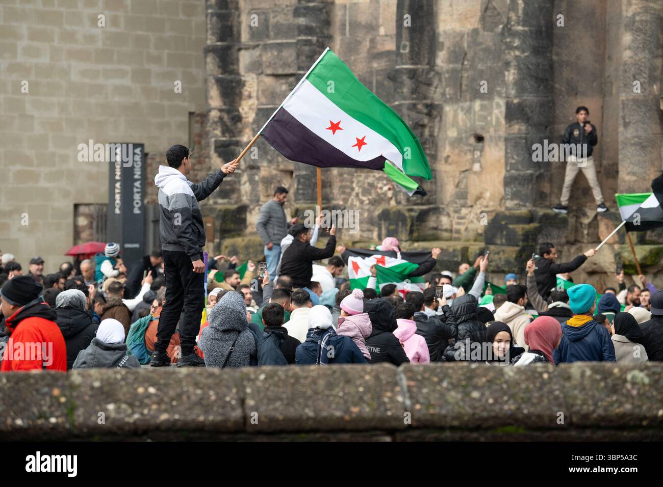 Les Syriens célèbrent après le renversement du régime d'Assad, Guerre au moyen-Orient, rebelles et islamistes, Porta Nigra à Trèves, Allemagne, 08.12.2024 Banque D'Images
