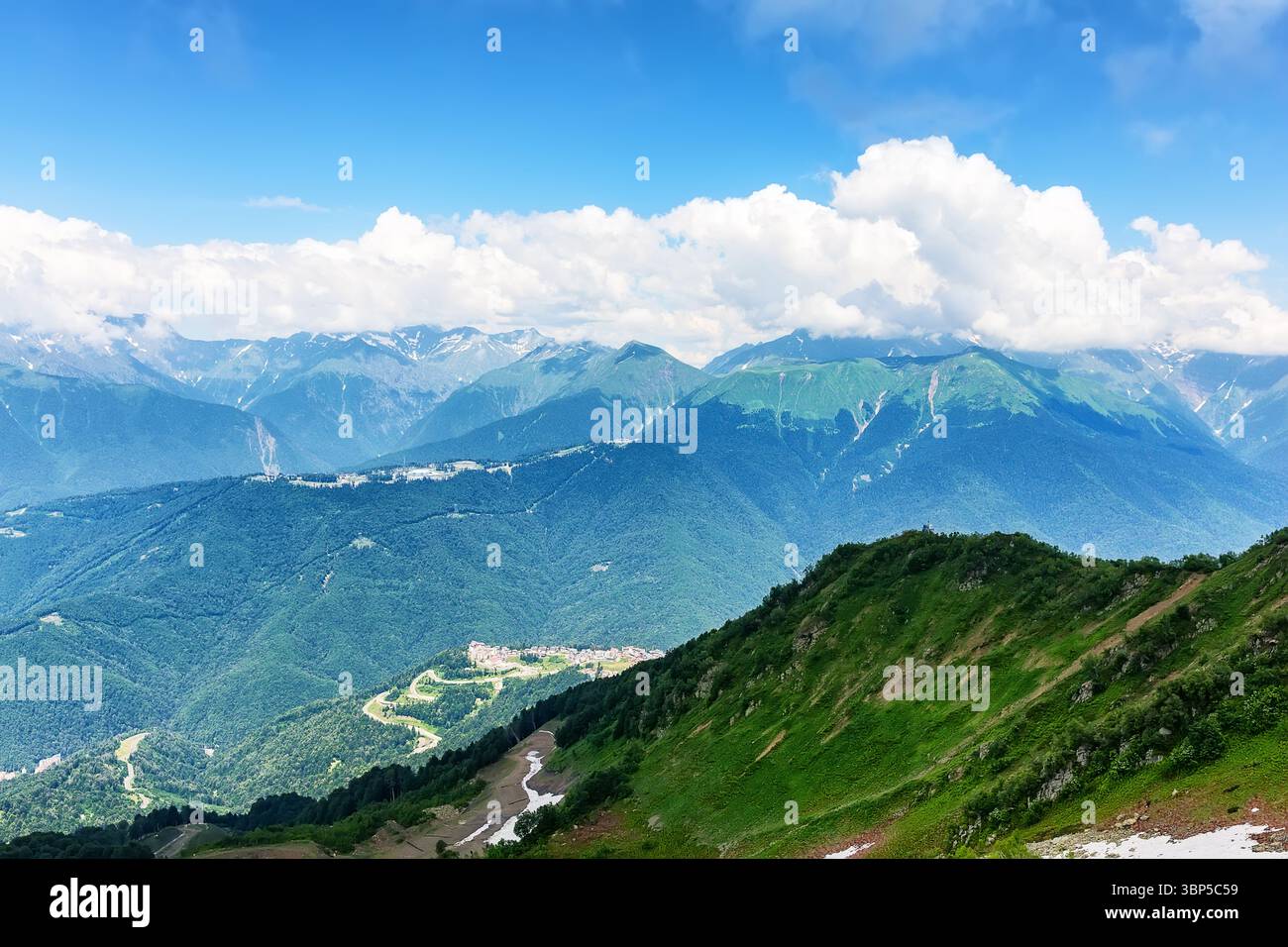 Beau paysage de montagnes vertes et ciel nuageux. Vue sur la belle chaîne de montagnes contre le ciel bleu le jour ensoleillé. Banque D'Images