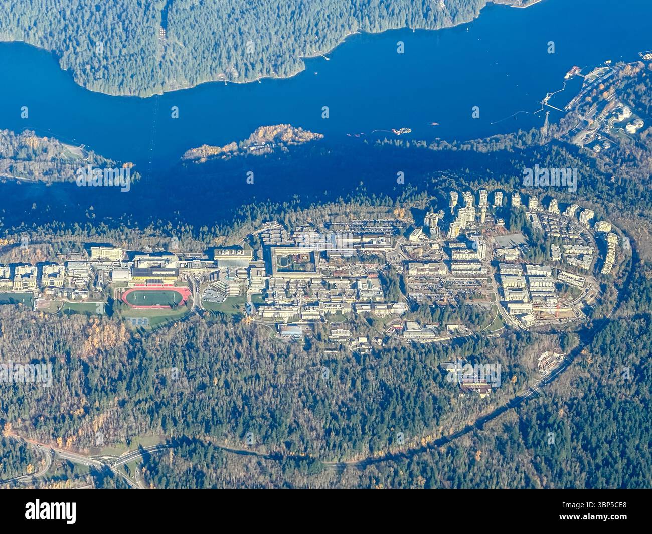 Vancouver, C.-B. - 16 novembre 2023 : vues aériennes du campus de l'Université Simon Fraser au sommet du mont Burnaby, dans le Lower Mainland de la C.-B. Banque D'Images