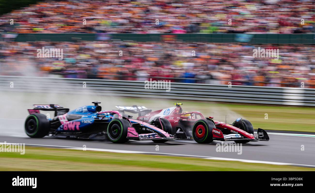 Le pilote Ferrari Lewis Hamilton dépasse le pilote Alpine Pierre Gasly lors du Grand Prix de Grande-Bretagne au circuit de Silverstone, dans le Northamptonshire. Date de la photo : dimanche 6 juillet 2025. Banque D'Images