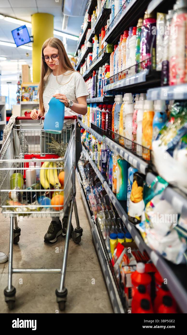 Shopping pour l'épicerie dans une allée de supermarché dynamique Banque D'Images