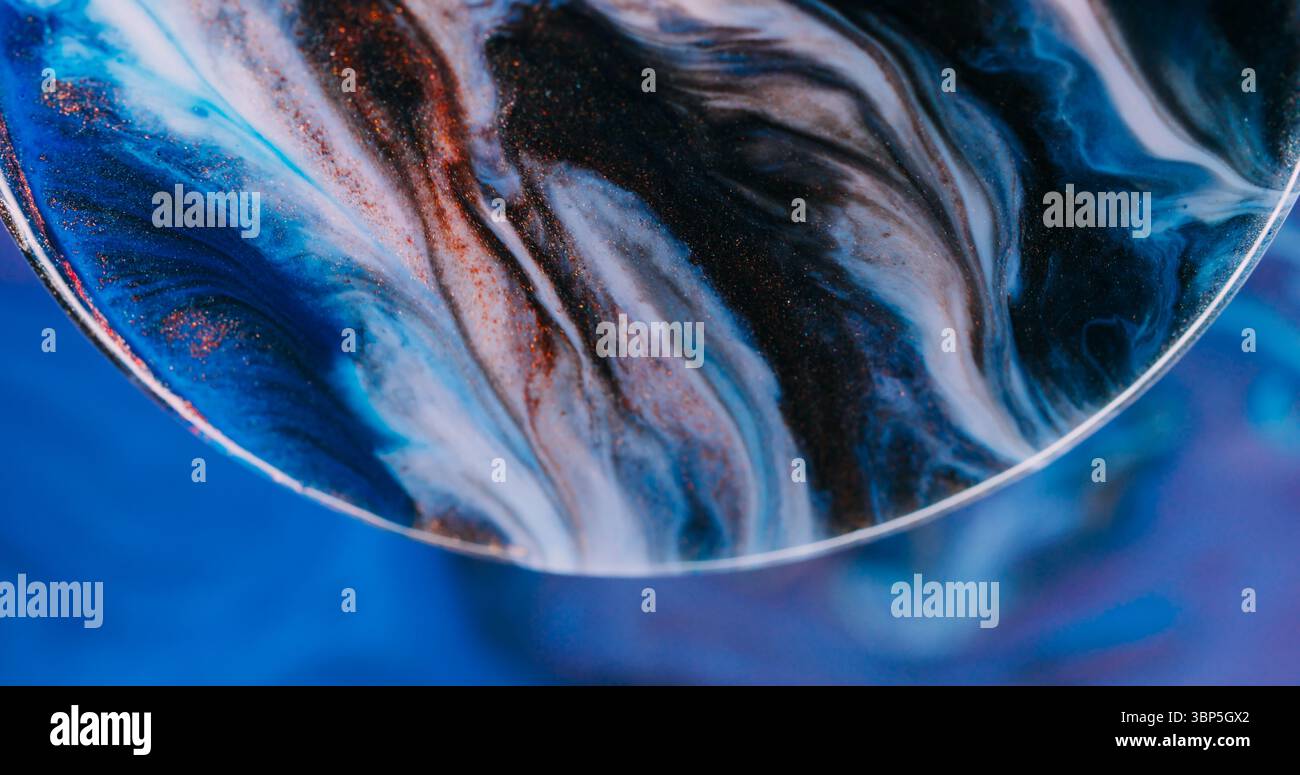 Etalonnage d'encre. Particules de couleur scintillante. Flou blanc bleu violet scintillant fluo-bulle bronze texture flux sur fond créatif abstrait. Banque D'Images