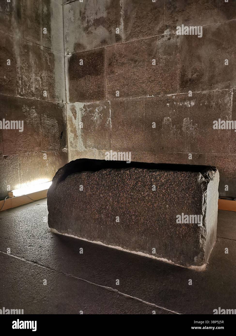 Sarcophage de granit rouge trouvé dans la Chambre des rois de la Grande Pyramide ou Pyramide de Khoufou. Non décoré et situé hors du centre sur le côté ouest. Banque D'Images