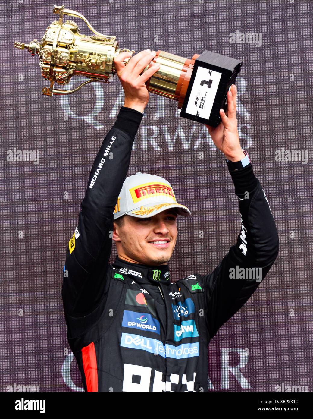 TOWCESTER, ROYAUME-UNI. 06 juillet : Lando Norris (Grande-Bretagne) de McLaren célèbre avec le trophée après avoir remporté le Grand Prix de Grande-Bretagne 2025 en course de dimanche lors du Grand Prix de Grande-Bretagne 2025 de Qatar Airways sur le circuit de Silverstone le dimanche 06 juillet 2025 à TOWCESTER, ANGLETERRE. Crédit : Taka G Wu/Alamy Live News Banque D'Images