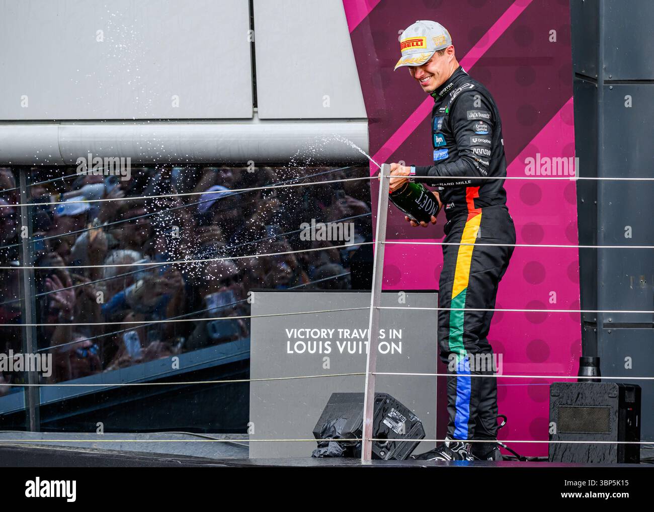 TOWCESTER, ROYAUME-UNI. 06 juillet : Lando Norris (Grande-Bretagne) de McLaren célèbre après avoir remporté le Grand Prix de Grande-Bretagne 2025 en course de dimanche lors du Grand Prix de Grande-Bretagne 2025 de Qatar Airways sur le circuit de Silverstone le dimanche 06 juillet 2025 à TOWCESTER, ANGLETERRE. Crédit : Taka G Wu/Alamy Live News Banque D'Images