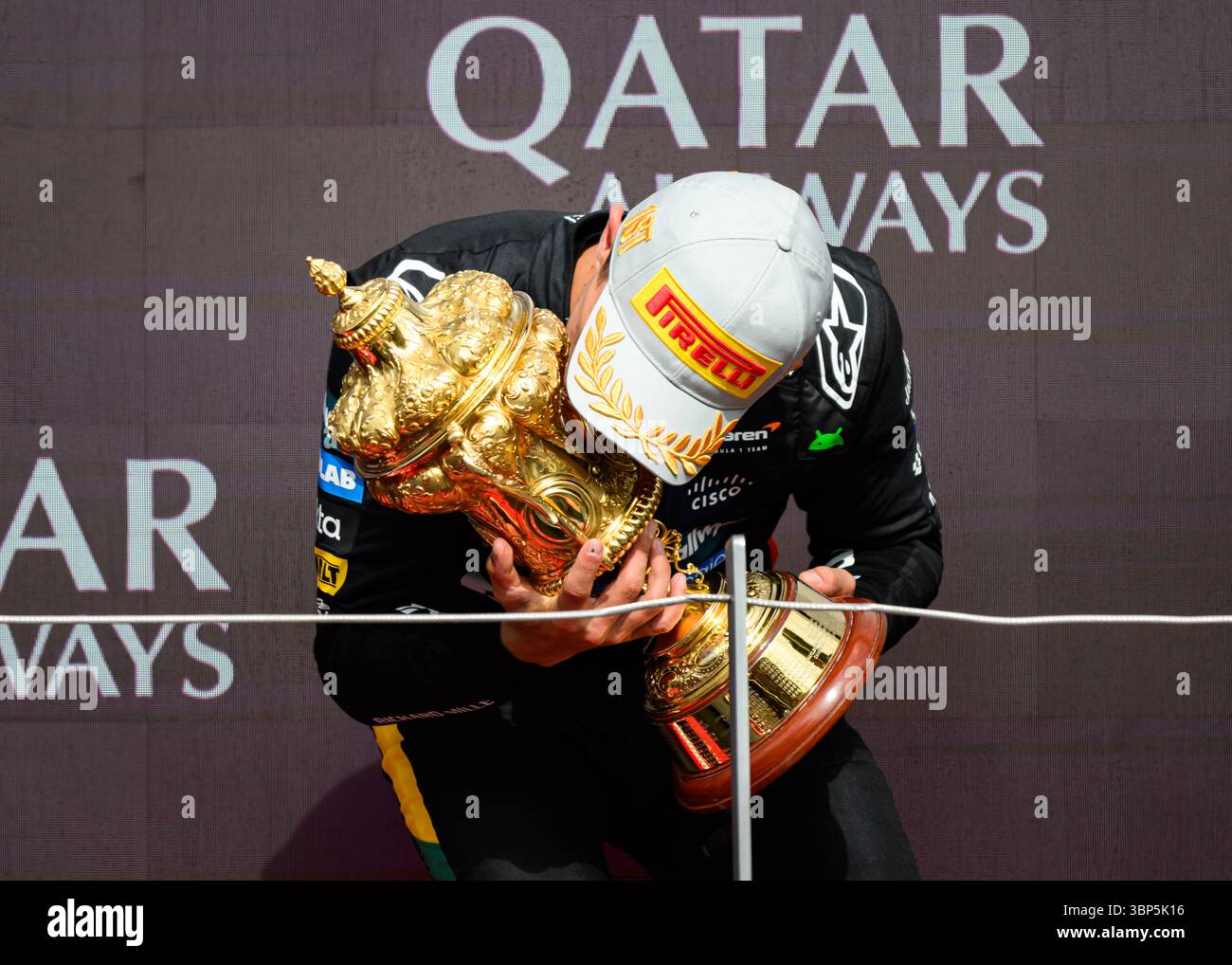 TOWCESTER, ROYAUME-UNI. 06 juillet : Lando Norris (Grande-Bretagne) de McLaren célèbre avec le trophée après avoir remporté le Grand Prix de Grande-Bretagne 2025 en course de dimanche lors du Grand Prix de Grande-Bretagne 2025 de Qatar Airways sur le circuit de Silverstone le dimanche 06 juillet 2025 à TOWCESTER, ANGLETERRE. Crédit : Taka G Wu/Alamy Live News Banque D'Images