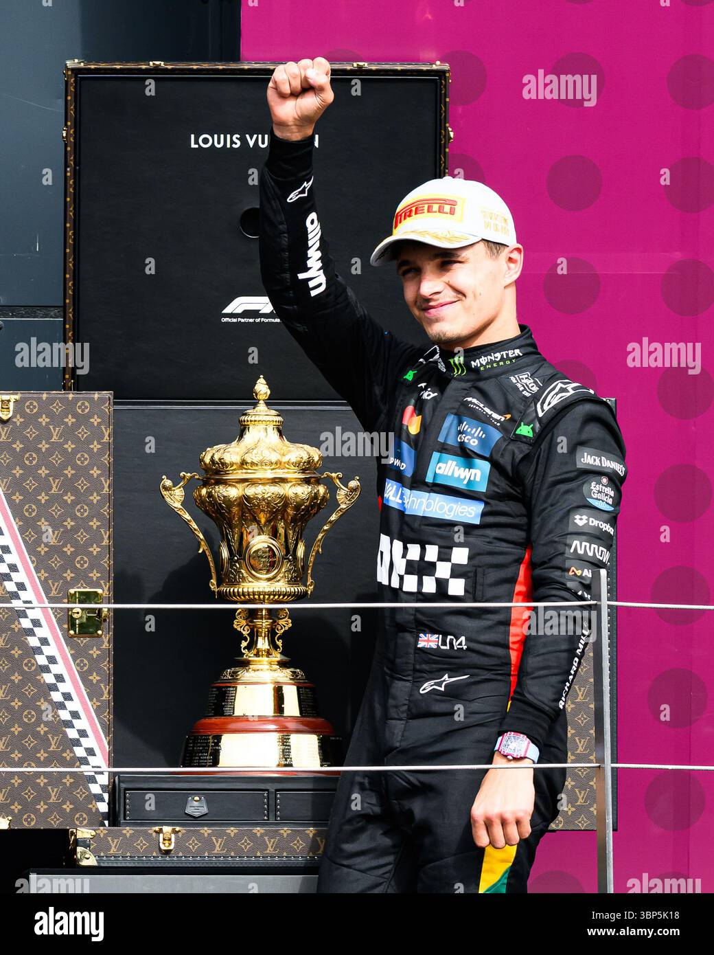 TOWCESTER, ROYAUME-UNI. 06 juillet : Lando Norris (Grande-Bretagne) de McLaren célèbre après avoir remporté le Grand Prix de Grande-Bretagne 2025 en course de dimanche lors du Grand Prix de Grande-Bretagne 2025 de Qatar Airways sur le circuit de Silverstone le dimanche 06 juillet 2025 à TOWCESTER, ANGLETERRE. Crédit : Taka G Wu/Alamy Live News Banque D'Images