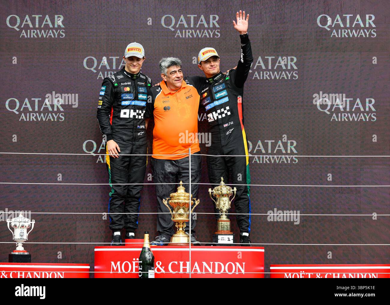 TOWCESTER, ROYAUME-UNI. 06 juillet : Lando Norris (Grande-Bretagne) de McLaren (à droite) célèbre après avoir remporté le Grand Prix de Grande-Bretagne 2025 en course de dimanche lors du Grand Prix de Grande-Bretagne 2025 de Qatar Airways sur le circuit de Silverstone le dimanche 06 juillet 2025 à TOWCESTER, ANGLETERRE. Crédit : Taka G Wu/Alamy Live News Banque D'Images